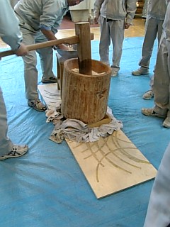 一足早いお餅つき