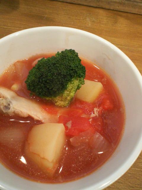 鶏手羽元とブロッコリーのトマトスープ