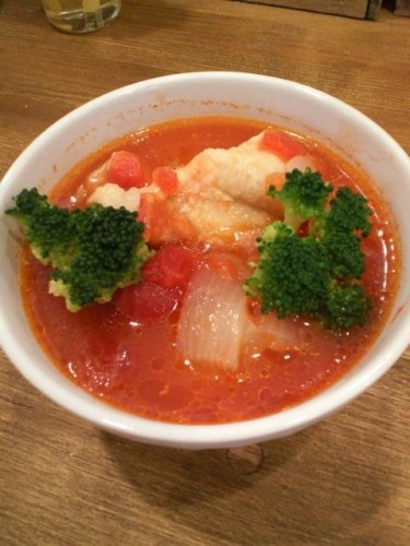 鶏手羽元とブロッコリーのトマトスープ