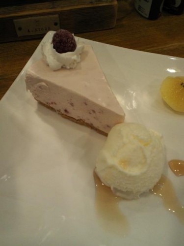 ラズベリーとホワイトチョコのレアチーズケーキ♪