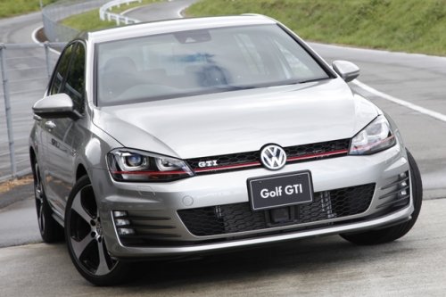 作業風景(VW ゴルフⅦ カーナビ バックカメラ レーダー探知機)