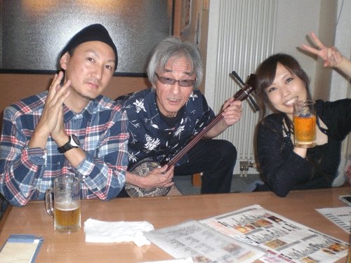 昨夜のお客さま!三線、片手に、ハイポーズ♪