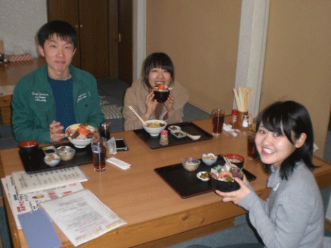 ランチのお客さま!塩ラーメン海鮮丼セット食べに来たよ♪