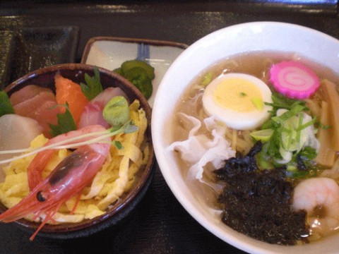 塩ラーメン海鮮丼セット722円♪