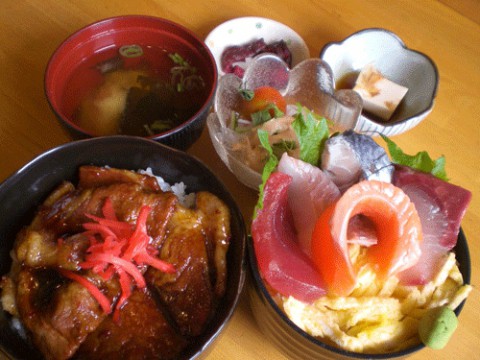 明日のランチタイムは甘辛豚丼ちらし寿司セット♪