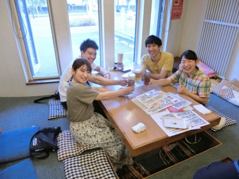 昨夜のお客さま!外は明るいけれど、かんぱ~い♪