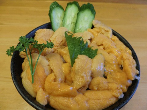 今日は、うに丼とさんま刺し♪