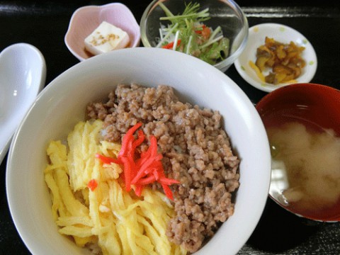 明日は二色丼定食♪