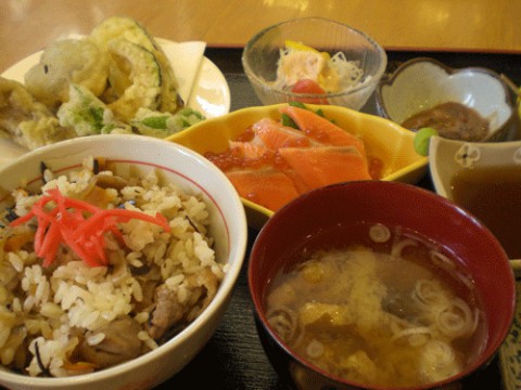 明日はお楽しみ定食です♪