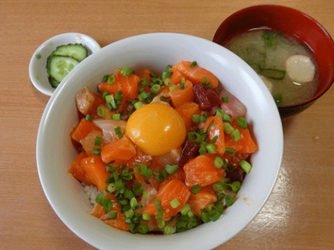 明日は海鮮ユッケ丼定食♪