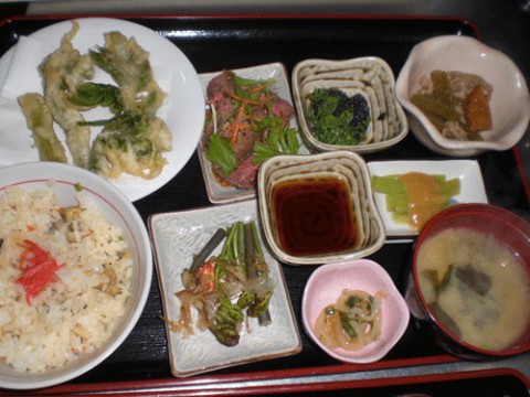 お楽しみ定食は山菜がメイン♪