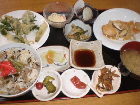 明日は、お楽しみ定食♪