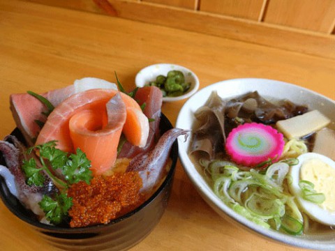 寒い日は塩ラーメン海鮮丼セット♪