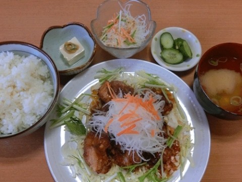 明日はユーリンチ鳥唐揚げ定食♪