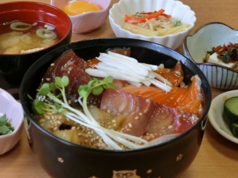 明日は久しぶりの海鮮漬け丼定食となっています♪