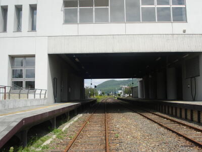 レールの向こうに！