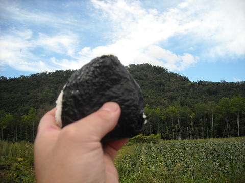 おにぎり持って！