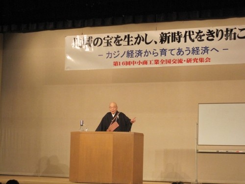 「今年の印象に残る一字」を書いている人の