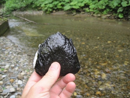 おにぎり、持って