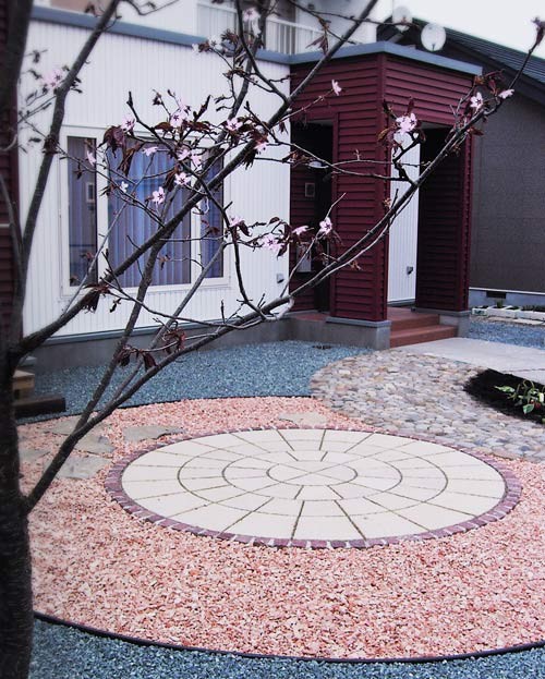 櫻咲くガーデンテラスのある庭