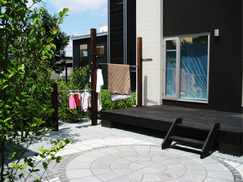物干し台とモノクロームなガーデンテラスのあるお庭