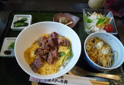 牛玉丼を「ほおの木」さんで