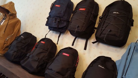 到着が遅れてた入荷、3箱届いた!と思ったら、更に5箱。。。