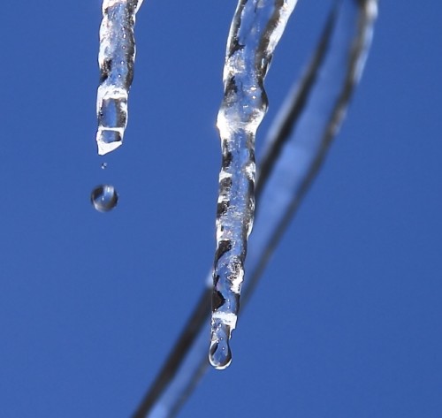 お隣さんの雪庇とツララと雫の宝石