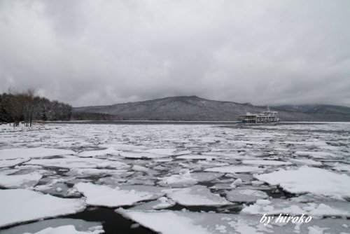 まだ湖の氷が残る阿寒湖
