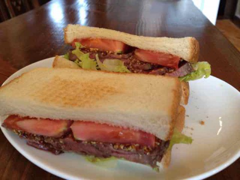 連休恒例のローストビーフサンドです!