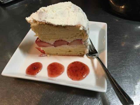 本日からのケーキは「生クリームいちごシフォン」です。