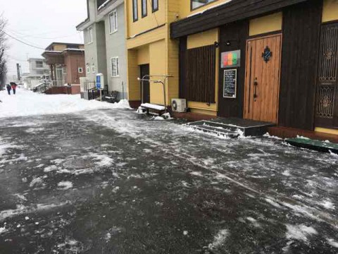 季節外れの雪です。