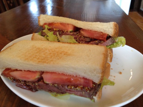 日曜日のお知らせとローストビーフサンドあります。
