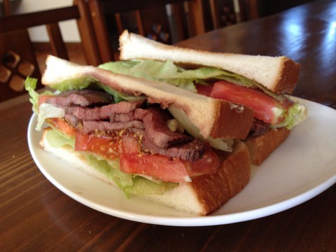 ローストビーフサンドをどうぞ。