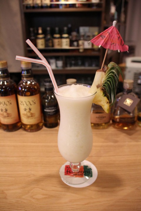真夏のカクテル、生パインのピニャコラーダ始めますよ。