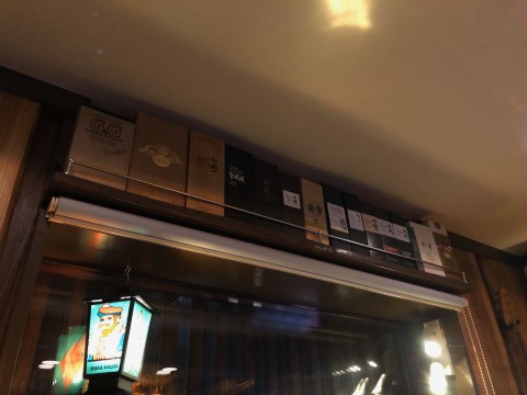 空きスペースに箱の飾り棚を作りました。