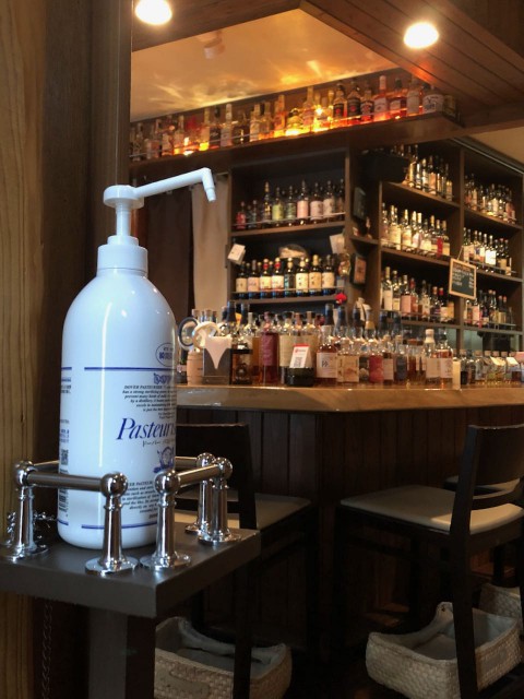 手指消毒用アルコールの専用台を店舗入り口に移動しました。