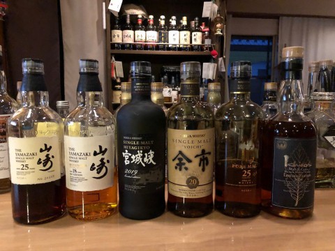 明日、日曜日は昼営業で営業時間は13時〜18時です。