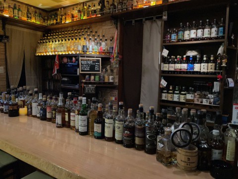 店が揺れるほど、風が強いです。