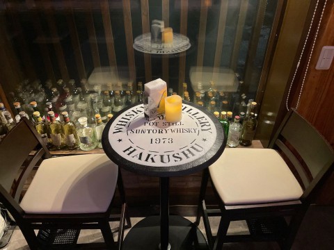 バイクをガレージにしまって、窓際に席を作りました。