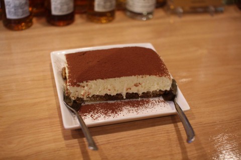当店名物のティラミスですが・・・。