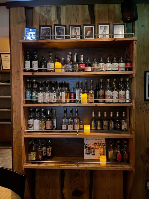 入り口付近の棚を作り替えました。