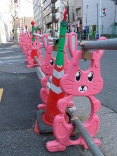 道路工事の単管バリケード。
