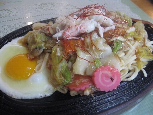 カニとつぶの焼きうどん（大樹町・サンジュリアン）