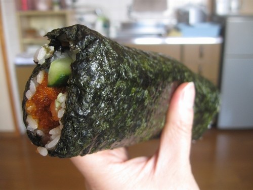恵方巻を東北東を向いて食す