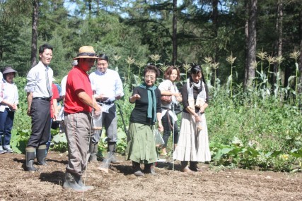 加藤登紀子・Yae親子と一緒に「種まき大作戦」の報告