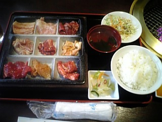 お昼ごはんに焼肉定食!!