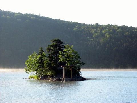 然別湖に浮かぶ弁天島