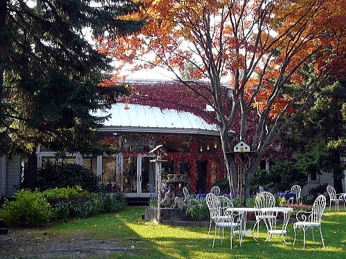 庭園の中のカフェテラス