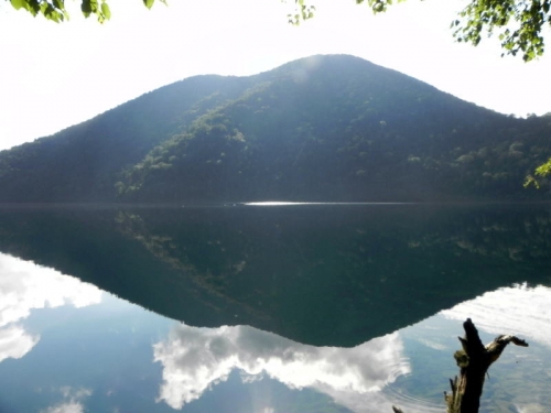 東雲湖に行く途中で見た然別湖に唇山